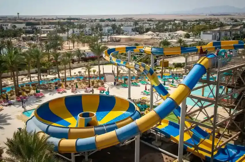 Děti sjíždějící tobogán v aquaparku