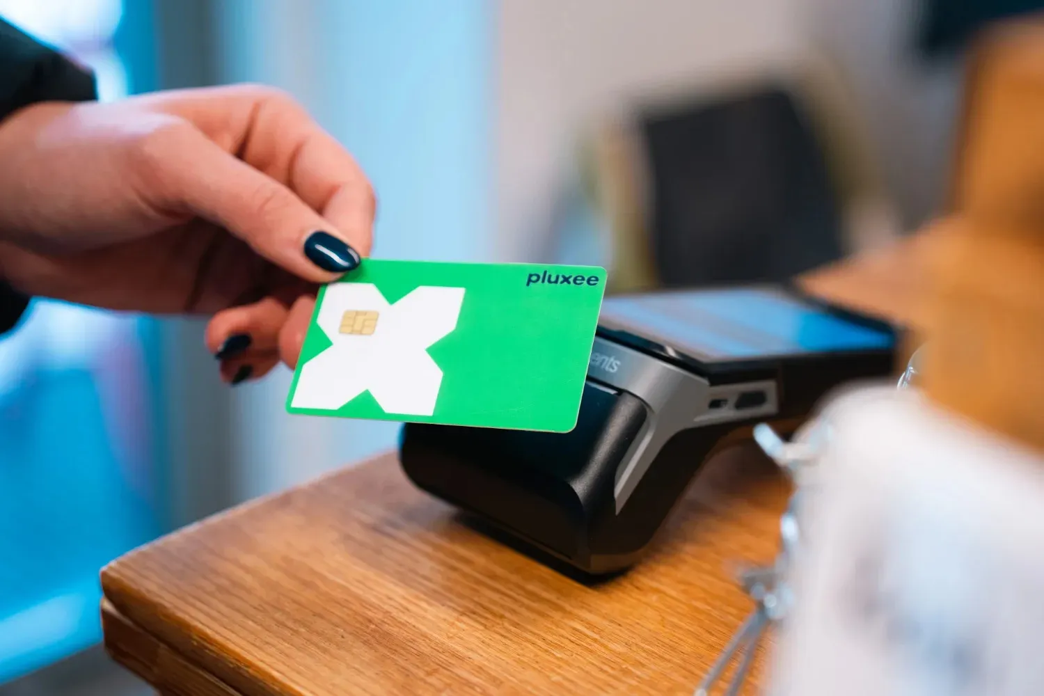 Koláž různých benefitních karet a log