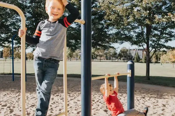 Rodina tráví volný čas v zábavním parku