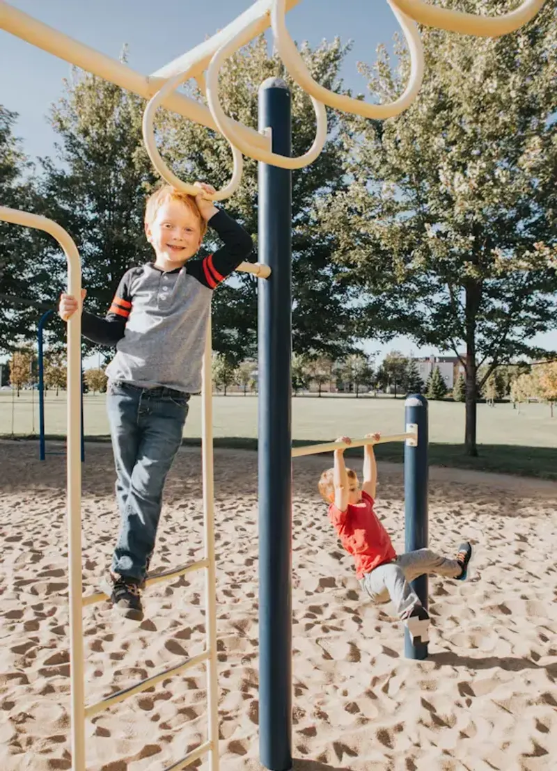 Rodina tráví volný čas v zábavním parku