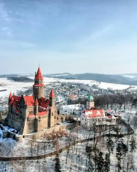 Hrady, zámky a jeskyně