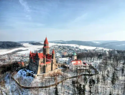 Hrady, zámky a jeskyně