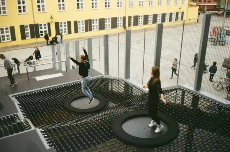 Skupina lidí skákající na trampolínách v jump aréně