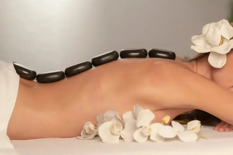 Žena relaxující při masáži v salonu