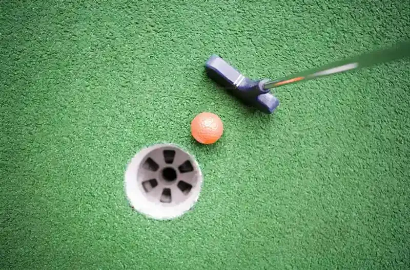 Rodina hrající minigolf na venkovním hřišti
