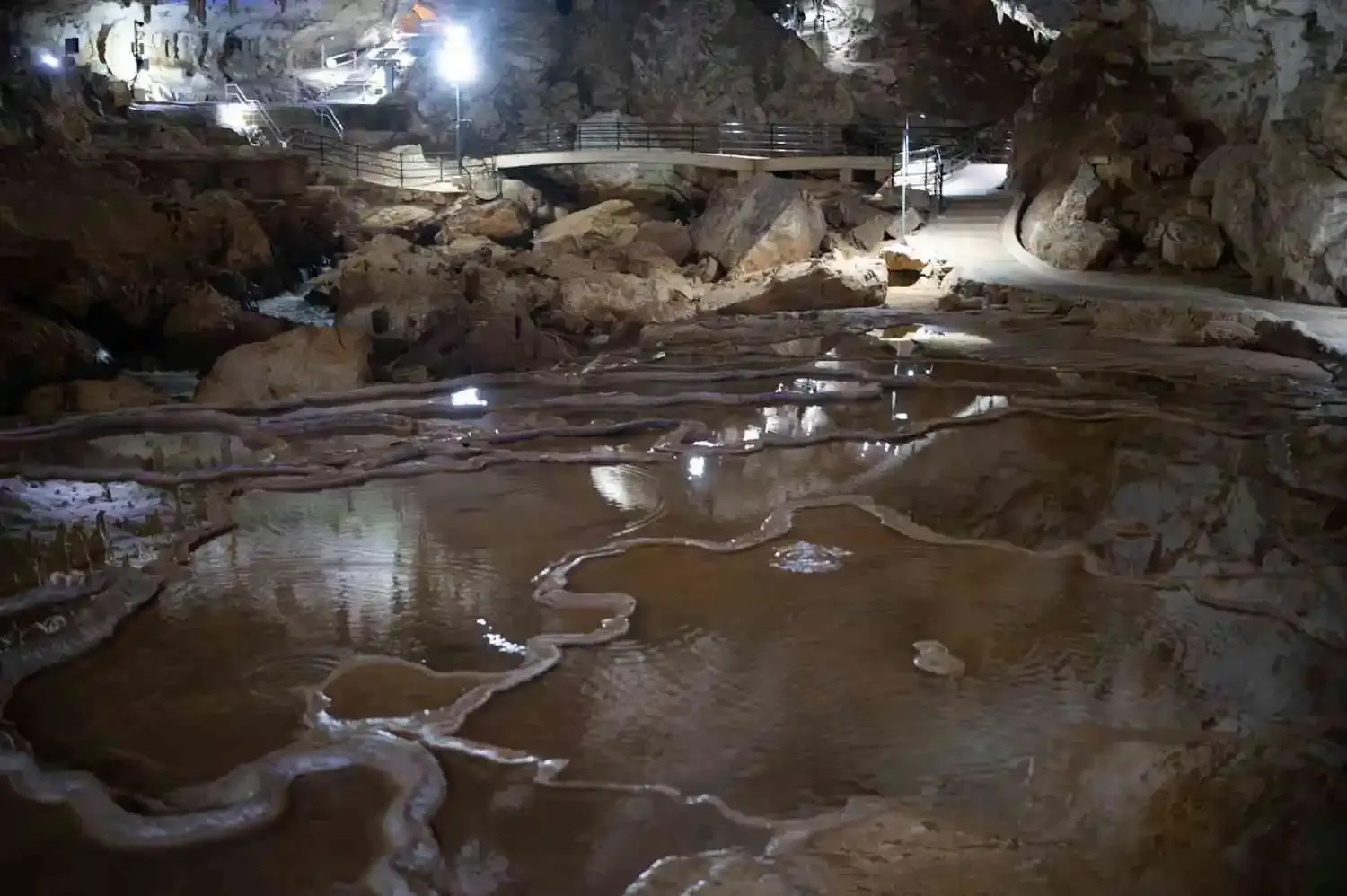 Interiér solné jeskyně s relaxačními lehátky