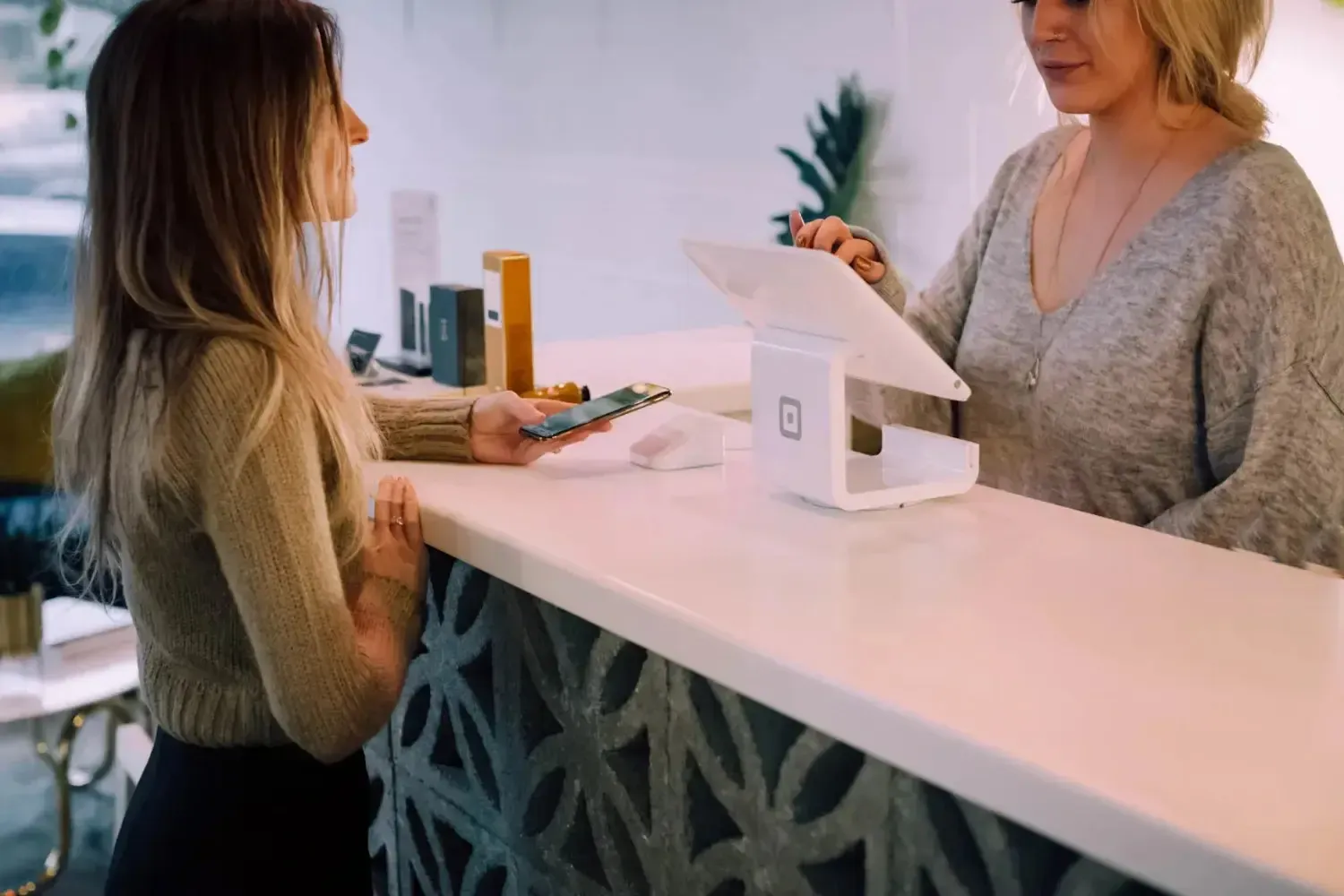 Žena pracující na notebooku v moderní kanceláři