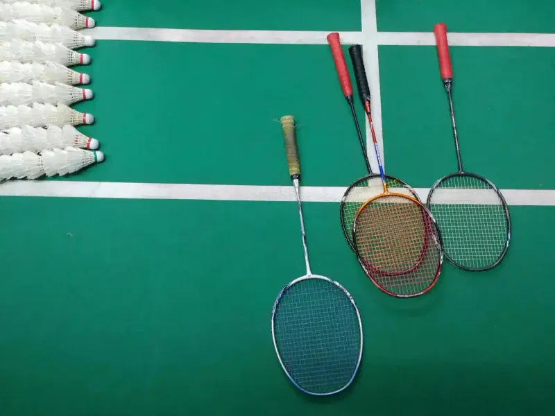 Dva muži hrající squash na moderním kurtu